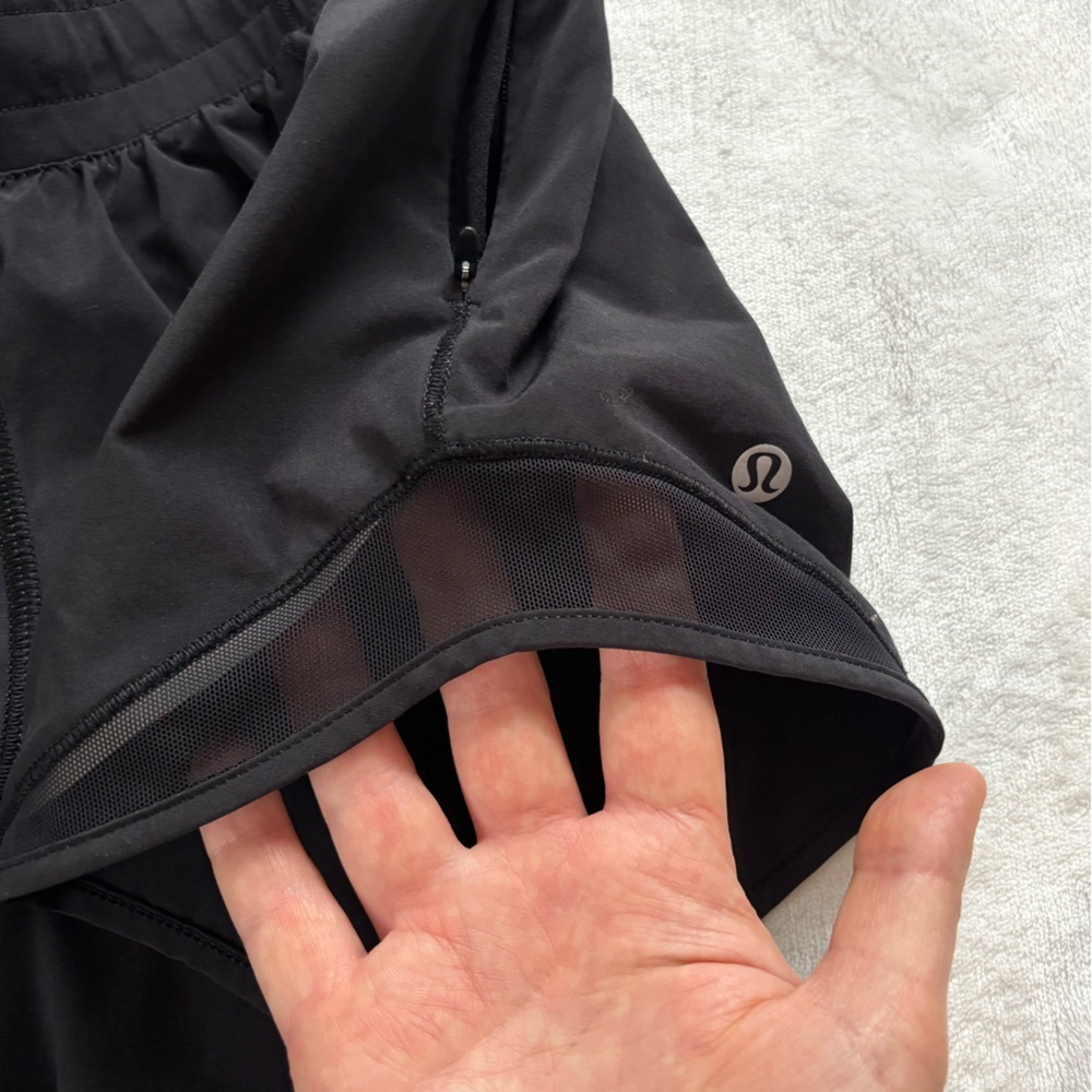 Lululemon Black Hotty Hot Short II Long 4" Inseam Low Rise - Size 6 - Picture 9 of 10
